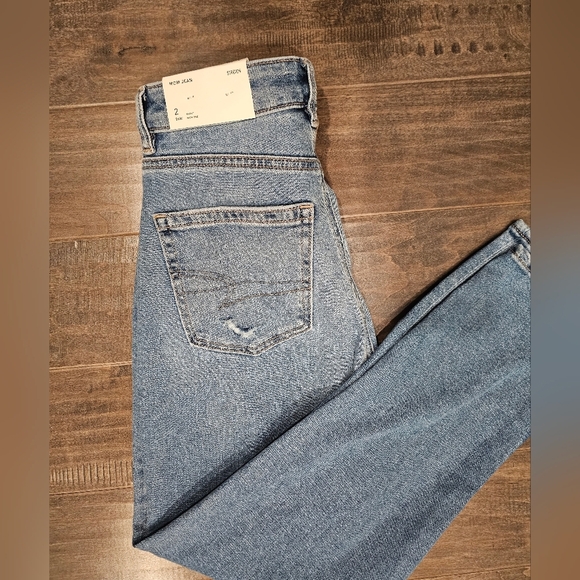 American Eagle Brand New Light Blue Mom Jeans sz 2 short - Picture 2 of 10